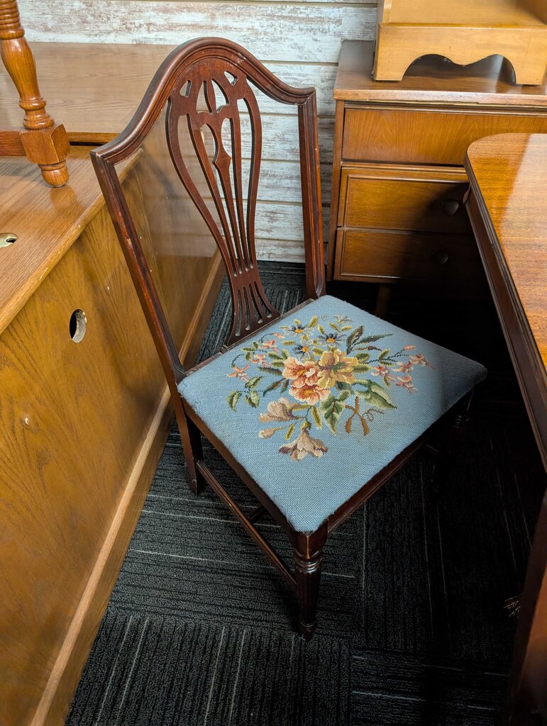 Vintage Mahogany Table With Six Chairs