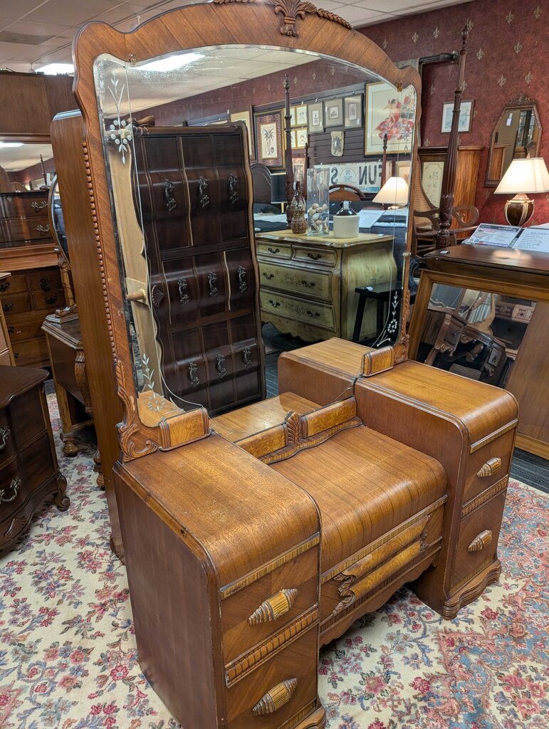 Art Deco Vanity With Mirror