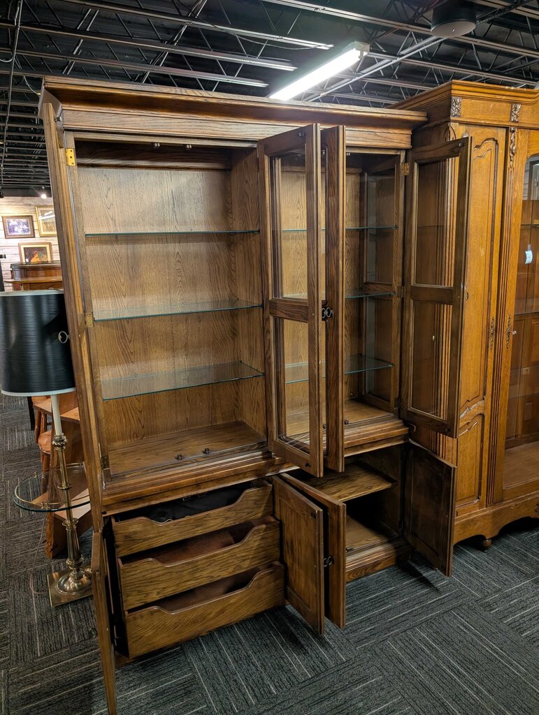 Vintage Henredon China Cabinet (first floor delivery only)