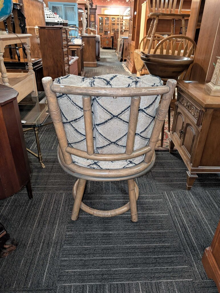 Vintage Table With Four Chirs