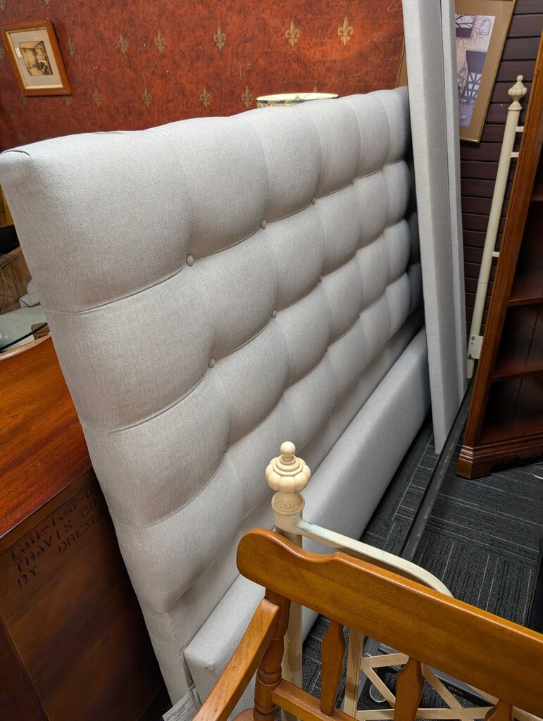 King Size Tufted Bed (no bed slats)