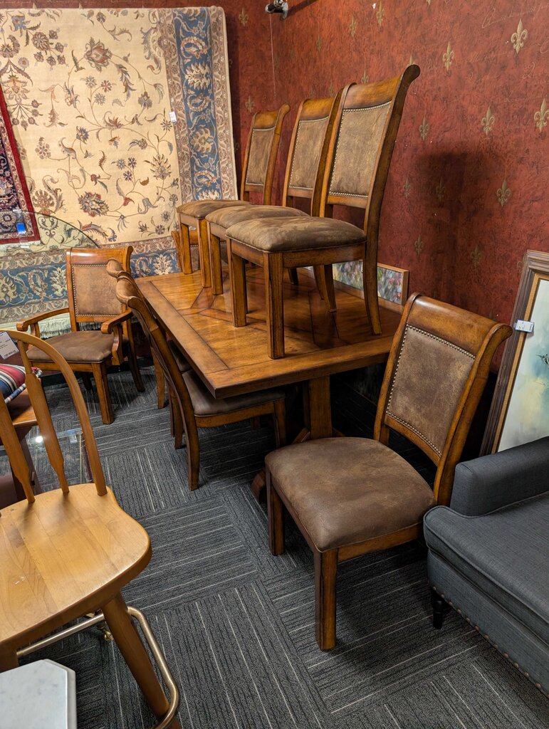 Modern Table With Eight Chairs