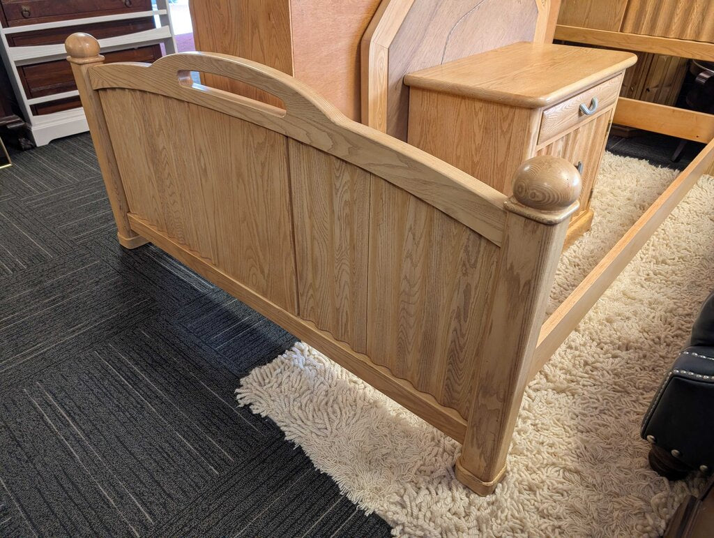 Pennsylvania House Queen Size Bed ( NO BED SLATS )