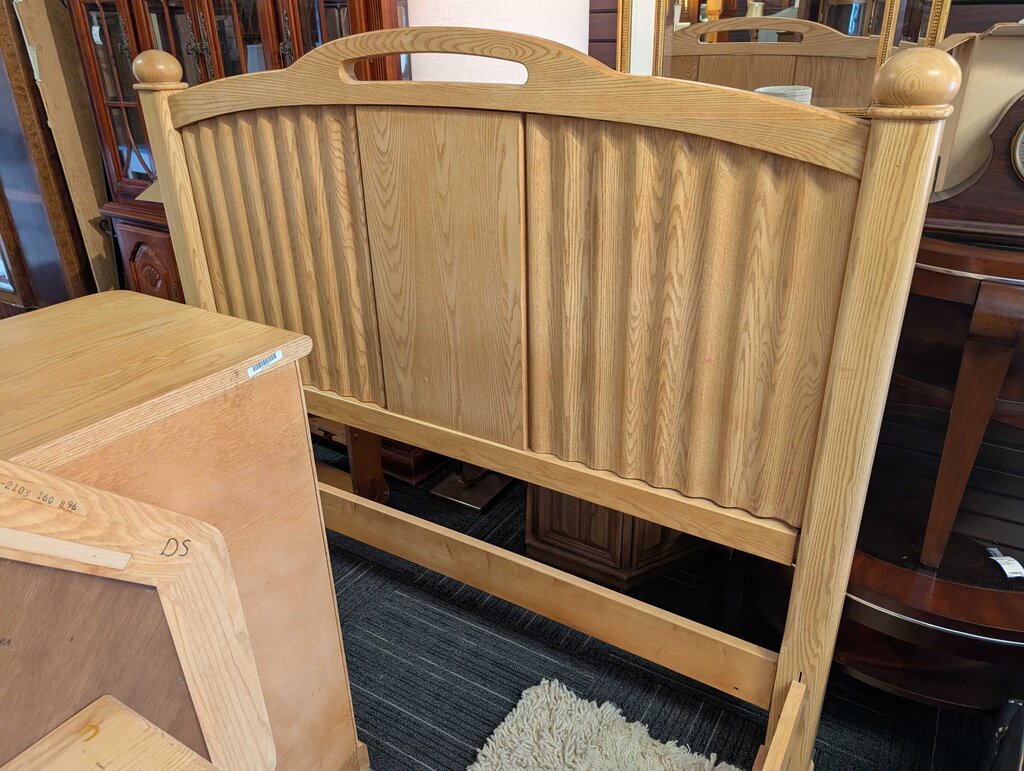 Pennsylvania House Queen Size Bed ( NO BED SLATS )