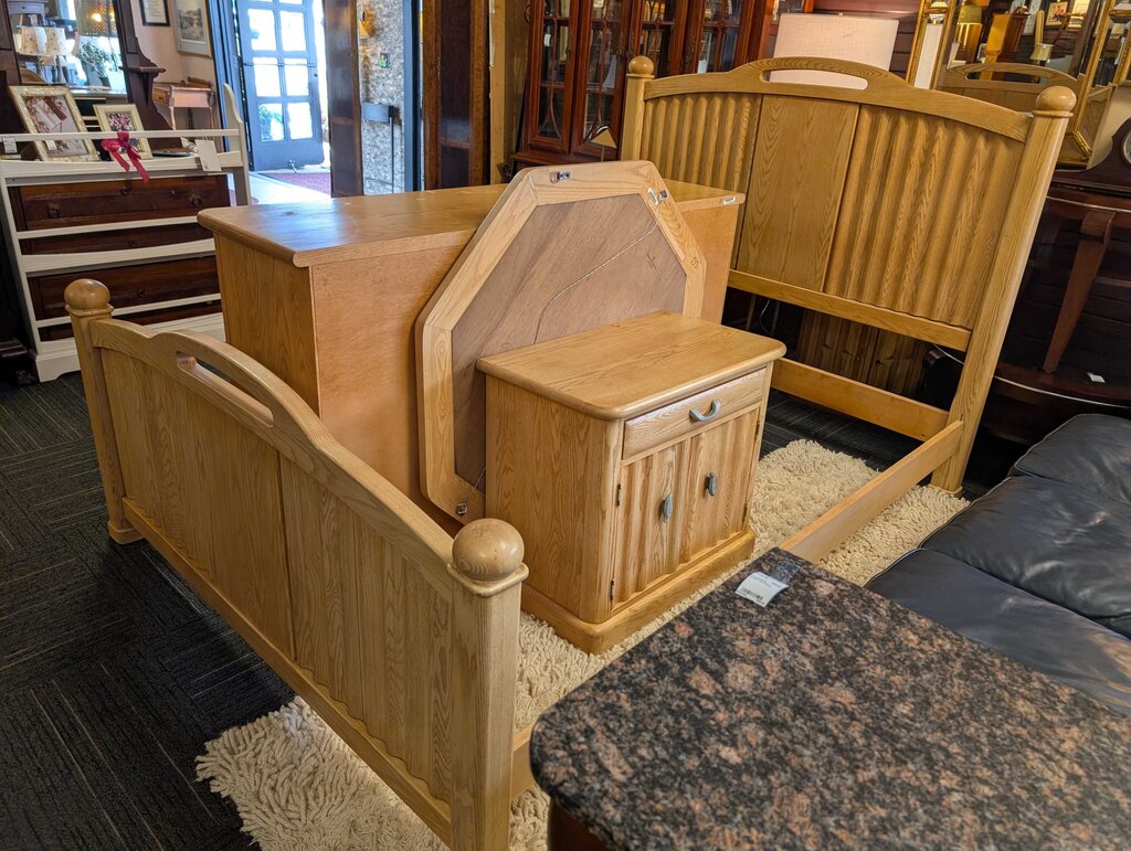 Pennsylvania House Queen Size Bed ( NO BED SLATS )