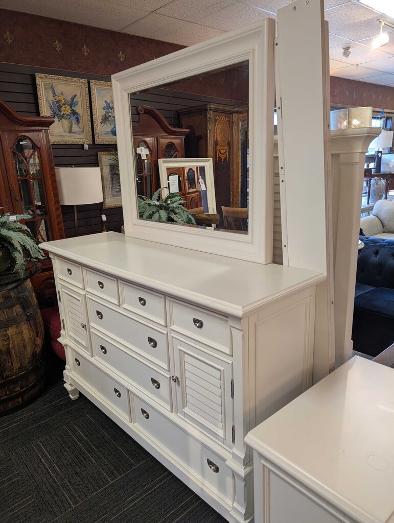 Country Style Dresser With Mirror