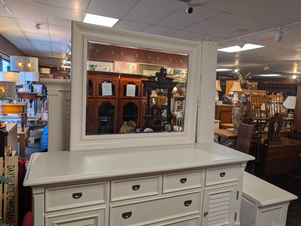 Country Style Dresser With Mirror