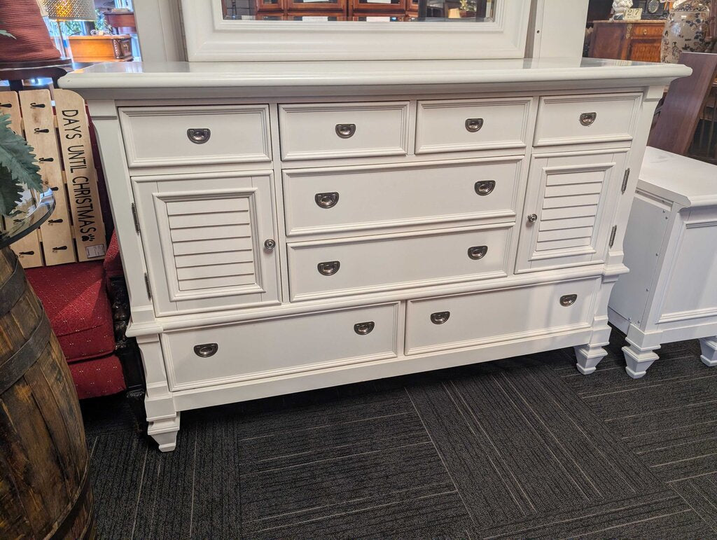 Country Style Dresser With Mirror