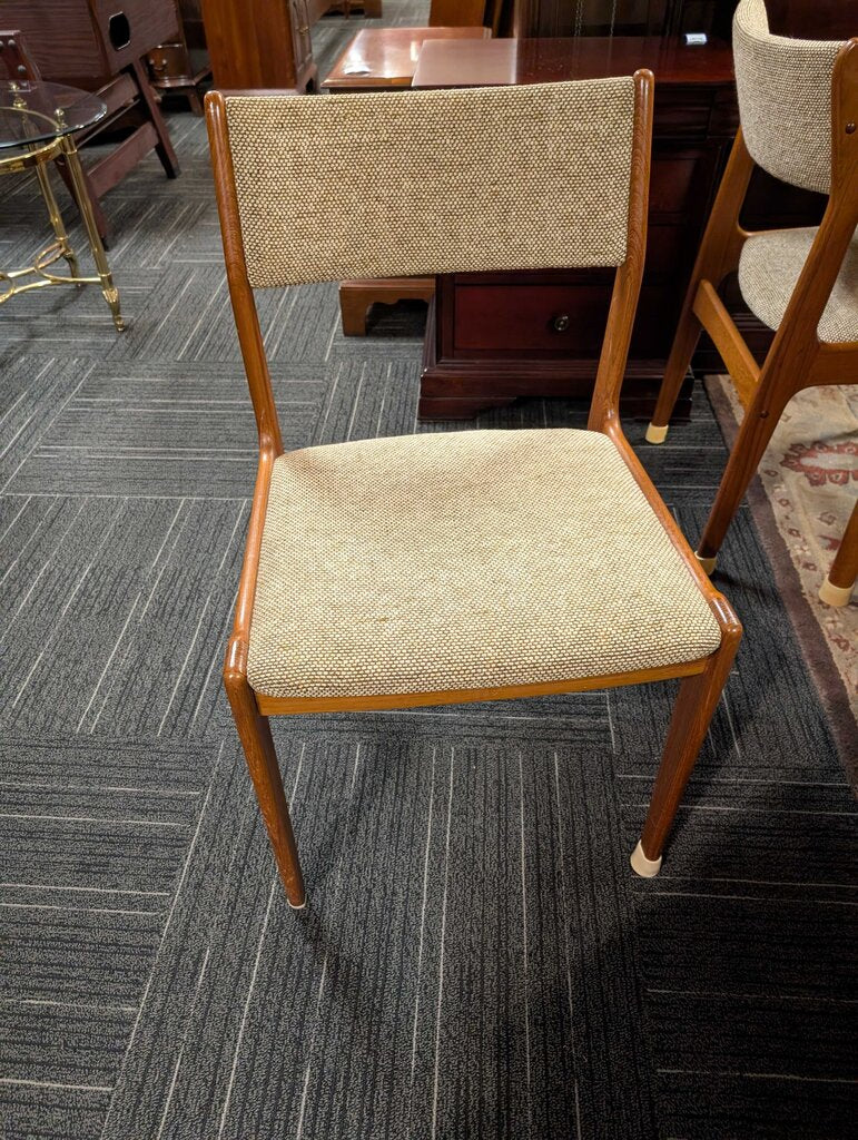 Mid Century Danish Modern Table With Six Chairs