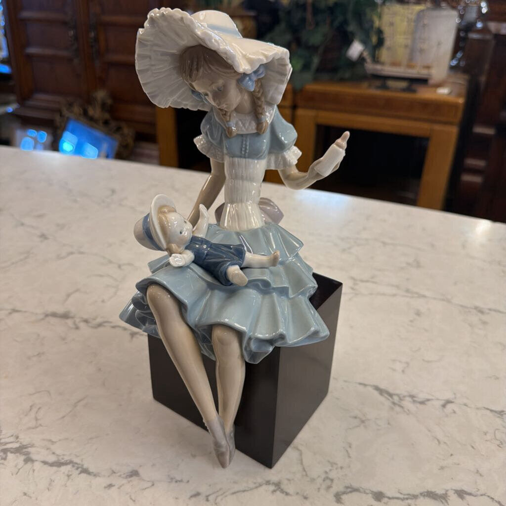 Lladro #1380 "Cathy & Her Doll" Retired
