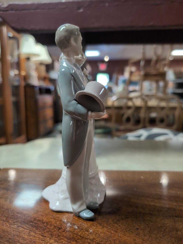 Lladro #1922 Bride & Groome Cake Toper