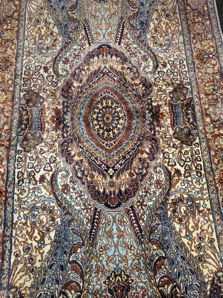 Fine Handwoven Isfahan-Style Oriental Rug – Intricate Floral Medallion & Boteh Design