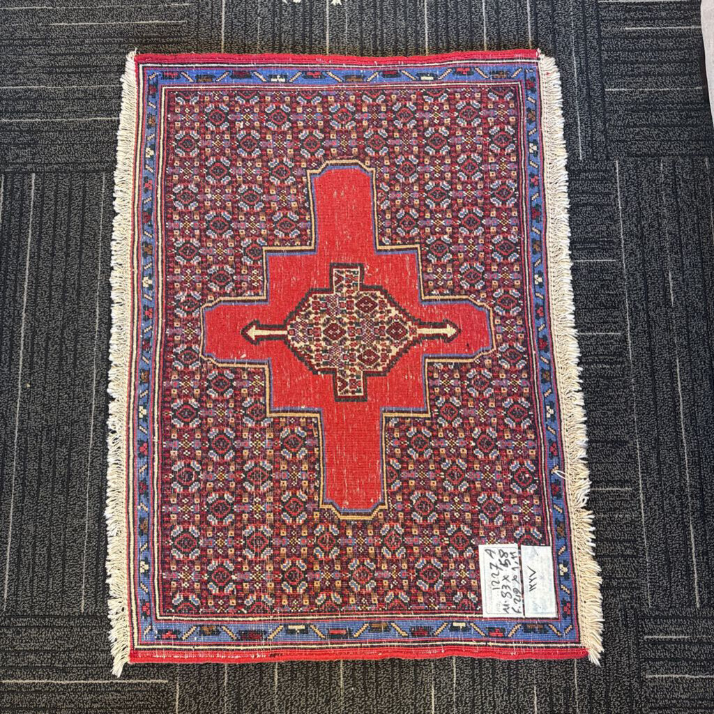 Handwoven Wool Senneh Herati Medallion Rug 2'9" by 2'1"