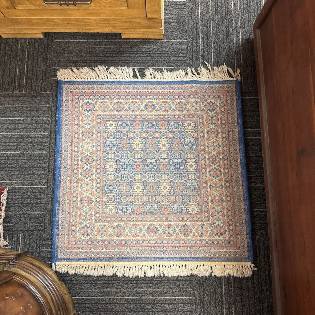 Handwoven Wool Floral Arabesque Rug 2'8" by 2'11"