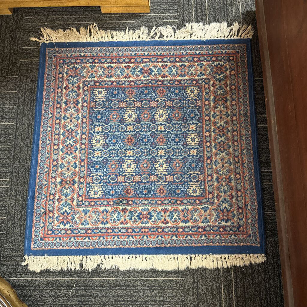 Handwoven Wool Floral Arabesque Rug 2'8" by 2'11"