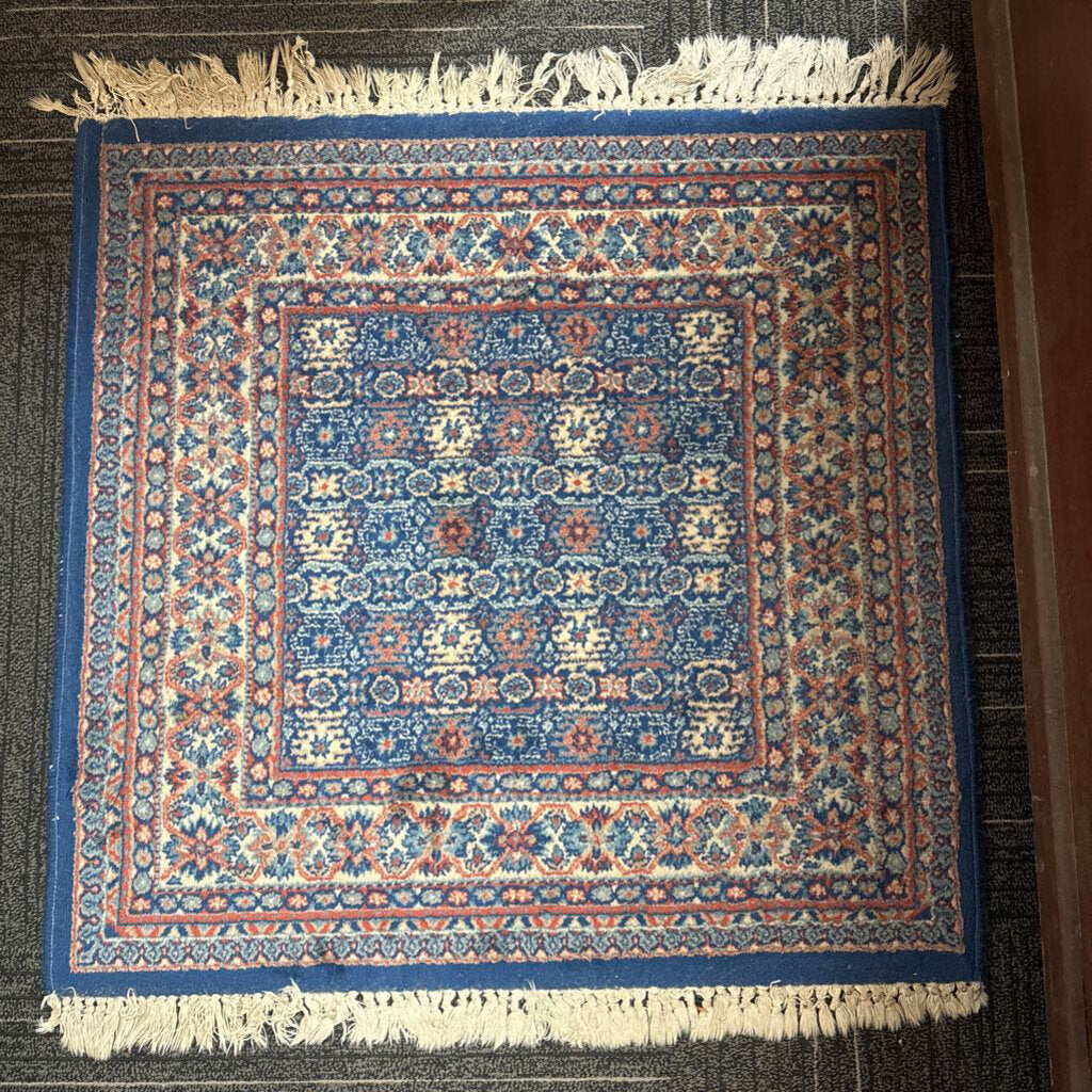 Handwoven Wool Floral Arabesque Rug 2'8" by 2'11"