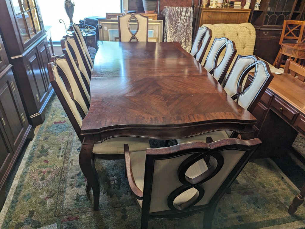 Broyhill Table With Eight Chairs