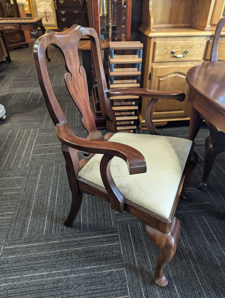 Henkel Harris Cherry Table With Six Chairs