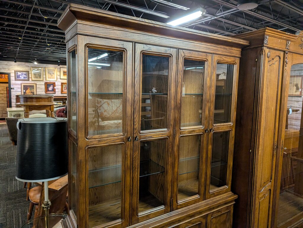 Vintage Henredon China Cabinet (first floor delivery only)