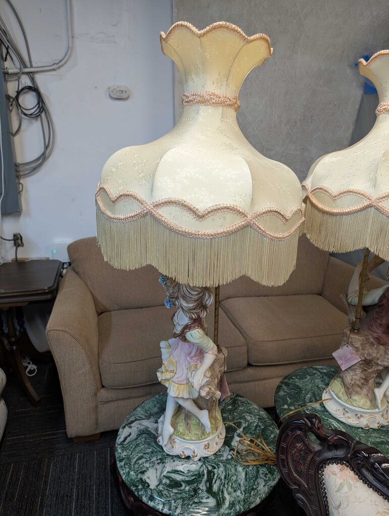 Union City Figural Ceramic Lamp