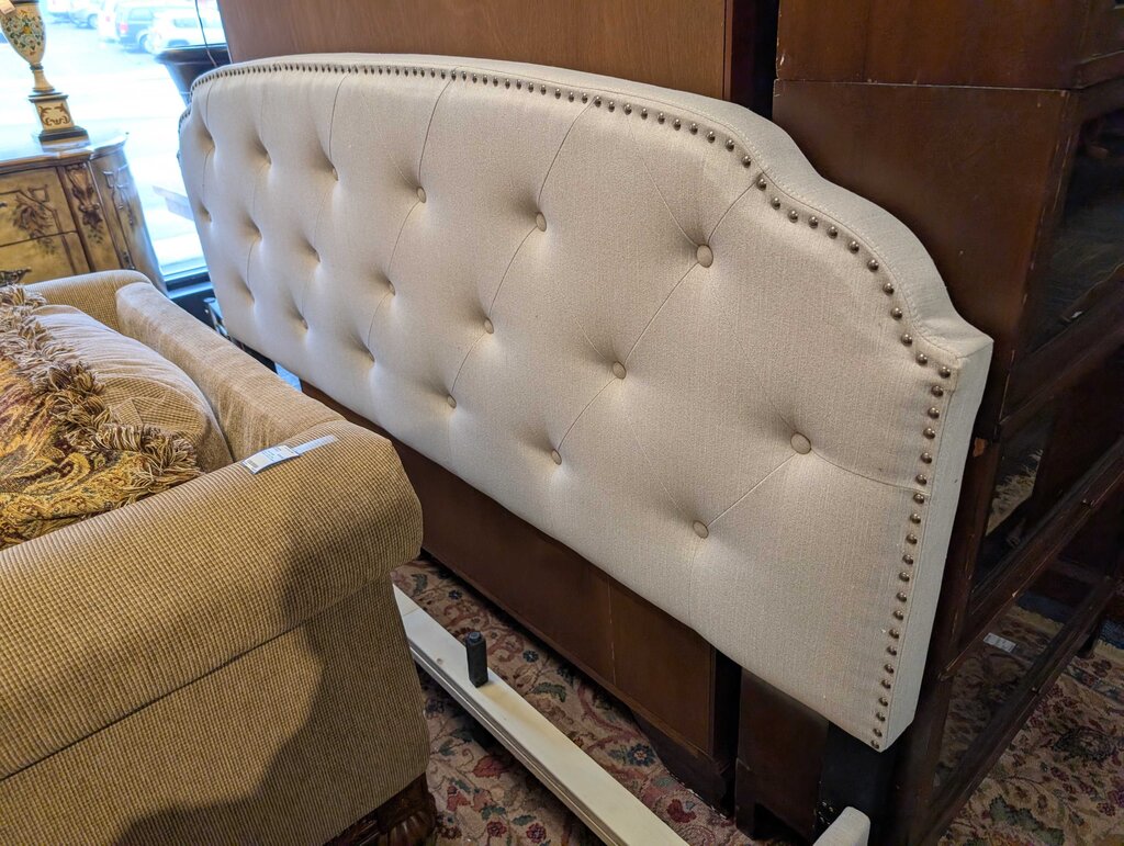 Like New Tufted King Size Bed