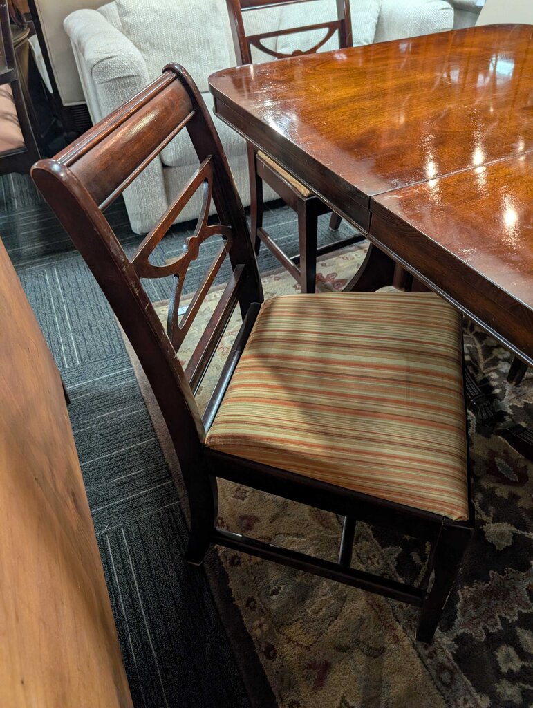 Vintage Mahogany Table With Five Chairs