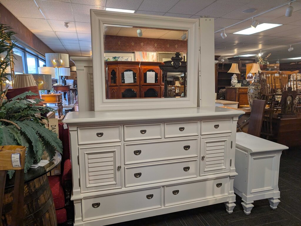 Country Style Dresser With Mirror