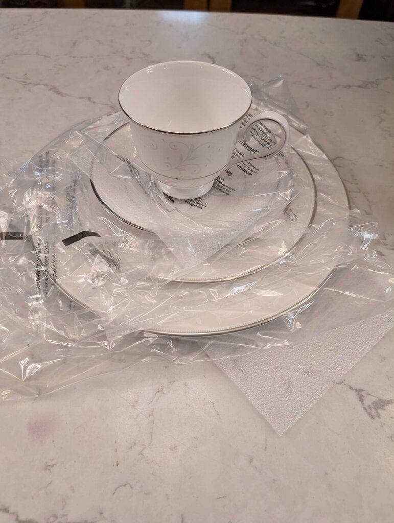 New Lenox Opal Innocence Place Setting