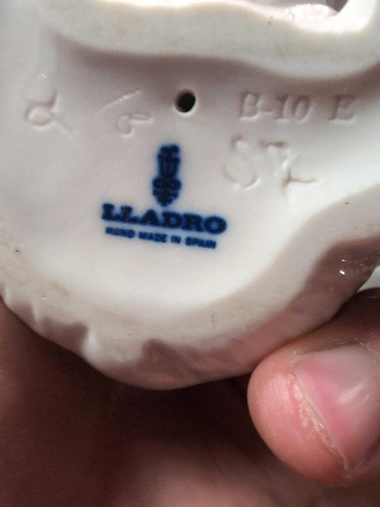 Lladro Porcelain "Seated Polar Bear" Retired in 1992