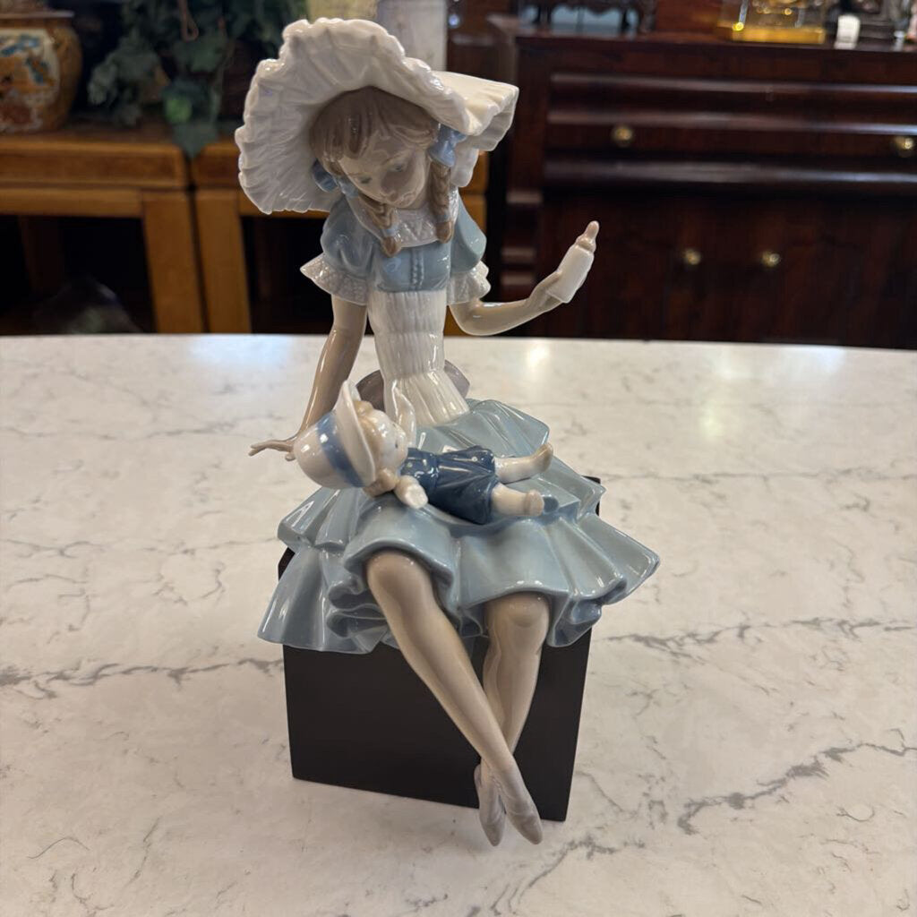 Lladro #1380 "Cathy & Her Doll" Retired
