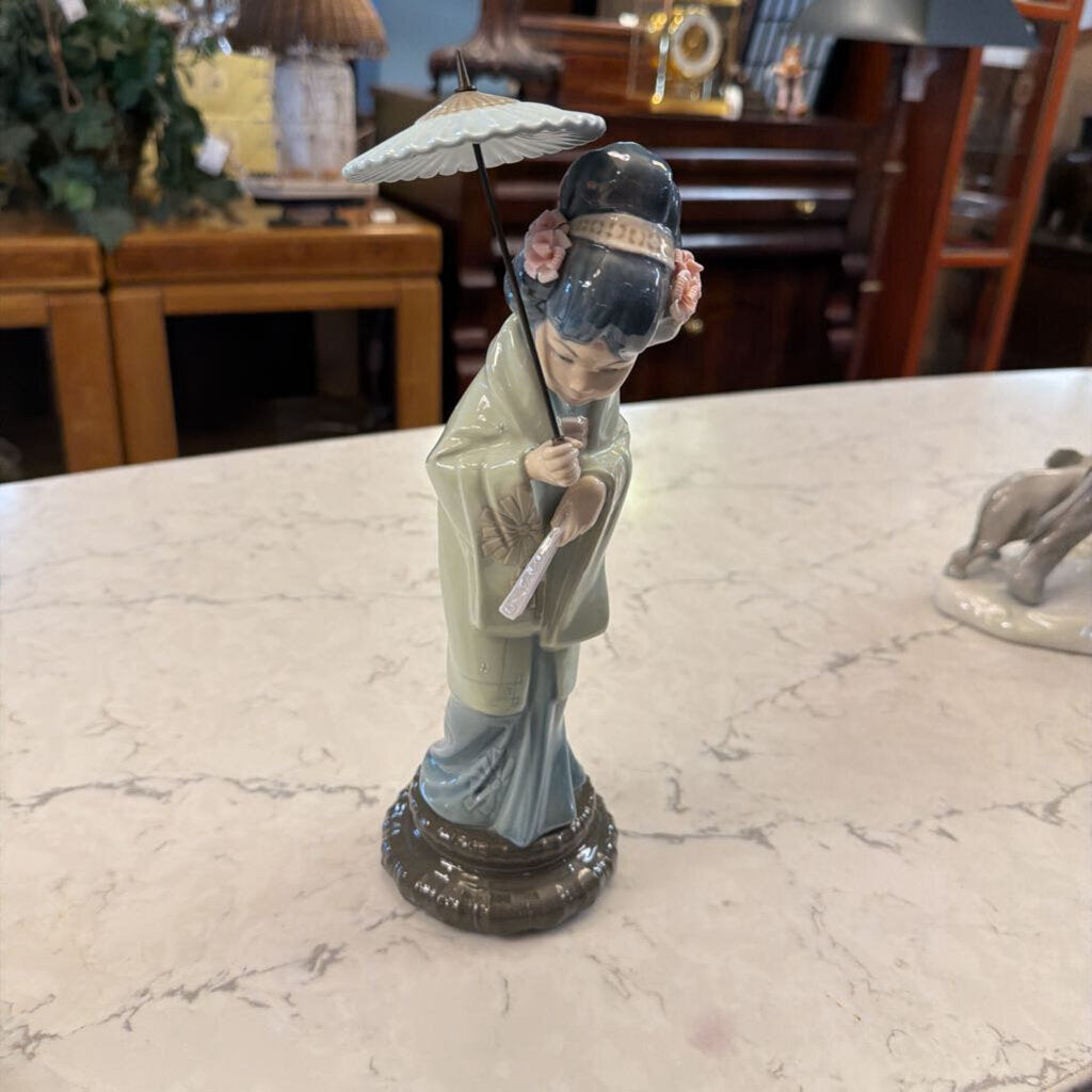 Lladro #4988 Porcelain Oriental Spring Geisha w/ Parasol Umbrella Figurine