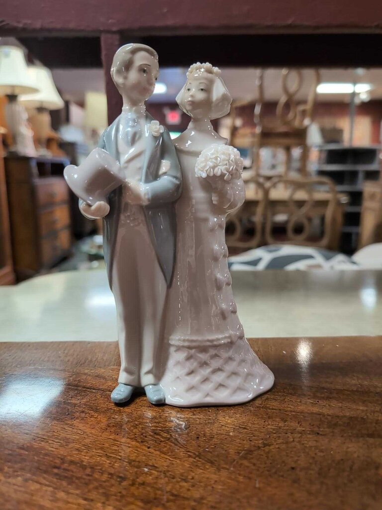 Lladro #1922 Bride & Groome Cake Toper