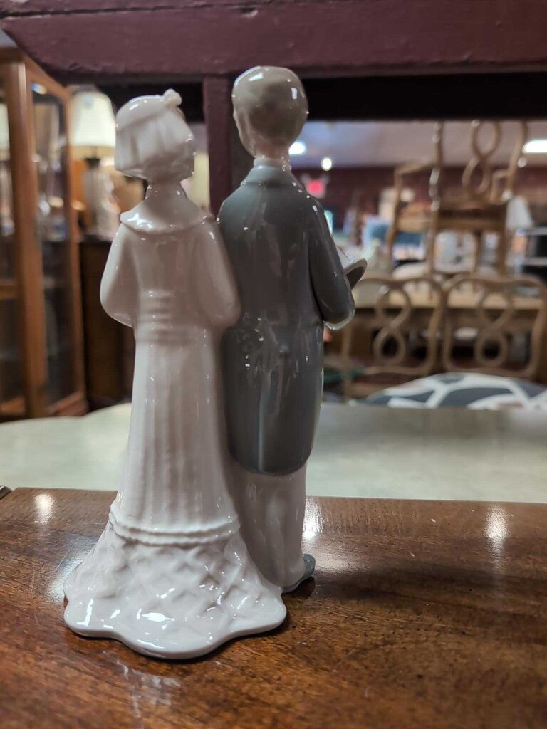 Lladro #1922 Bride & Groome Cake Toper