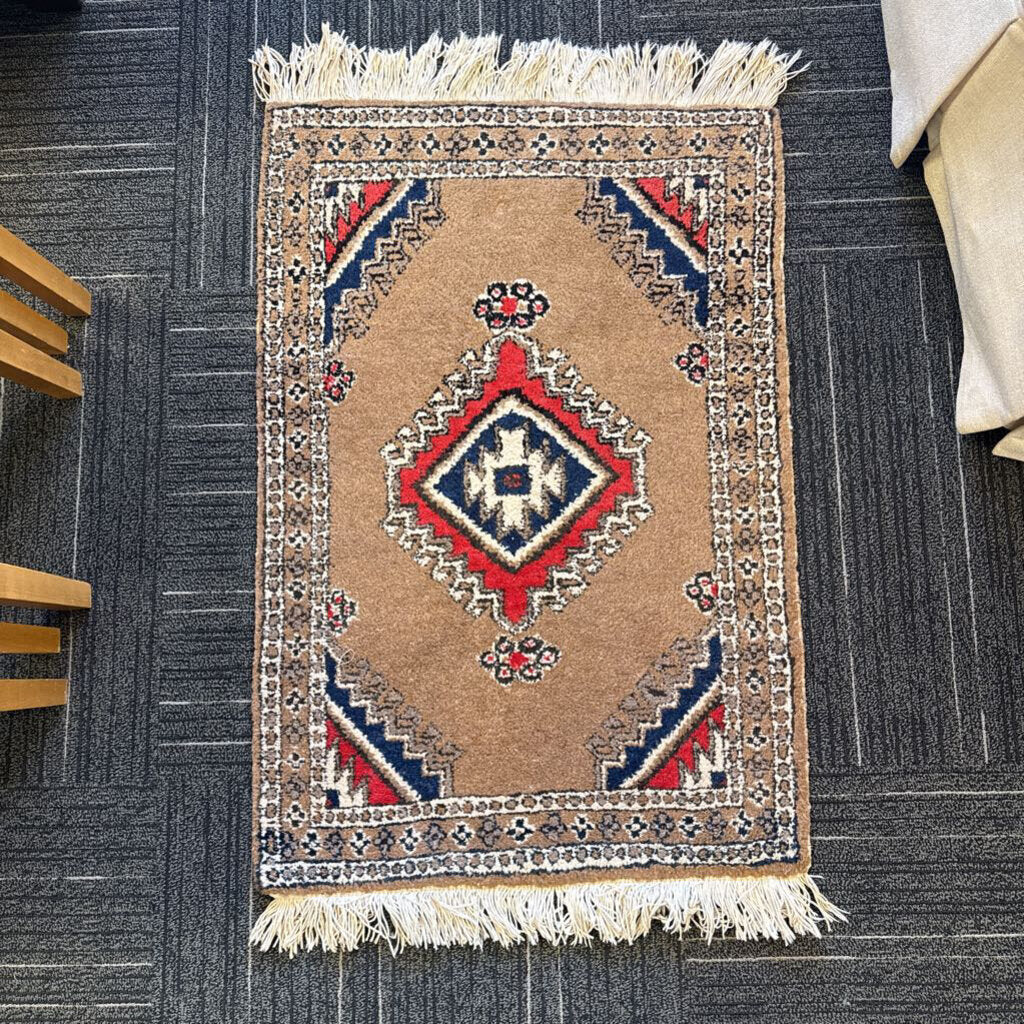 Handwoven Wool Persian Sarab Medallion Rug 2'2" by 3'7"