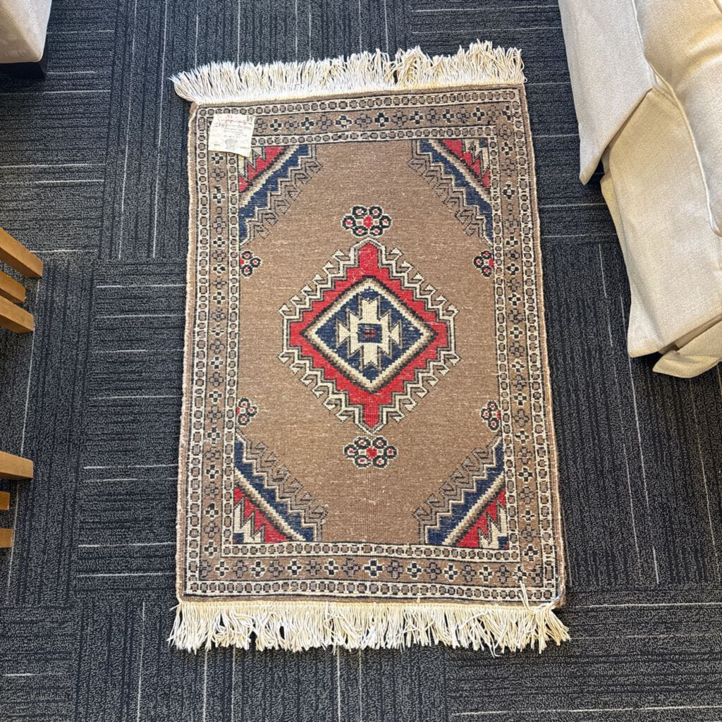 Handwoven Wool Persian Sarab Medallion Rug 2'2" by 3'7"